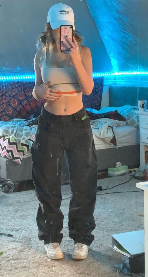 Super Baggy Pants Outfit, Baggy Party Outfit, Baggy Jeans Outfits Aesthetic, Baggy Pants Small Top Outfit, Crop Tops And Baggy Pants, Tank Top And Baggy Pants, Baggy Athletic Outfits, Really Baggy Jeans Outfit, Cute Baggy Pants Outfits