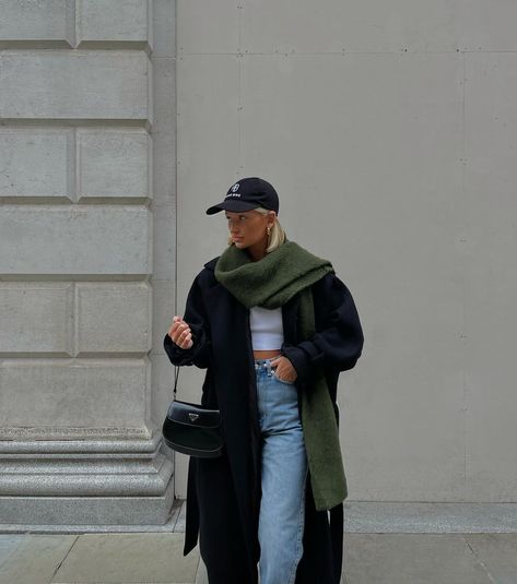 Black Coat Outfit Winter, Rebecca Jackson, Long Black Coat Outfit, Long Trench Coat Outfit, Oversized Coat Outfit, Trench Coat Outfit Winter, Trench Coat Street Style, Outfit Nero, Wool Coat Outfit