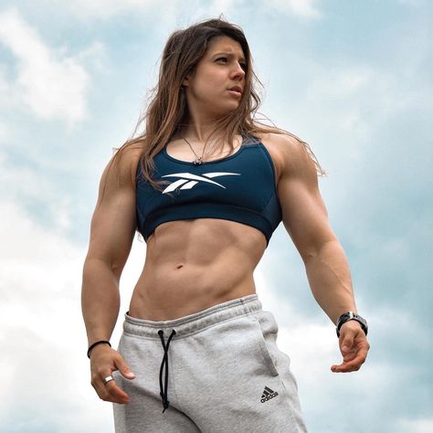 Upper Body Refrences, Slightly Muscular Build Reference, Muscle Drawing Women, Muscular Reference Photo, Female Muscles Reference, Athletic Female Build Reference, Small Chest Reference Female, Buff Women With Swords, Archer Body Type