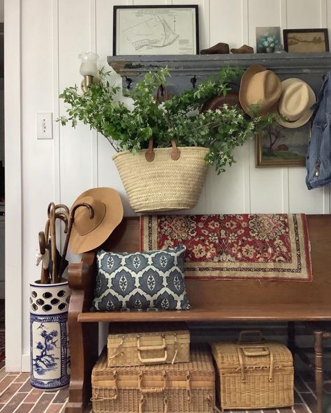 Old World Entryway, Vintage Entryway Decor, Foyer Ideas Entryway Vintage, Antique Entryway Decor, Small Hallway Entryway Ideas, Entry Way Decoration Ideas, English Cottage Entryway, Living Room Entryway Ideas, Cozy Entryway Ideas