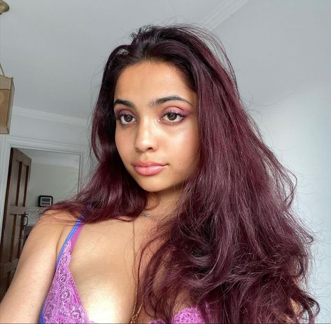 Burgundy Hair On Olive Skin, Dark Red Hair Olive Skin, Wine Red Hair On Brown Skin, Burgundy Hair Tan Skin, Wine Red Hair Tan Skin, Hair Color For Brown Skin, Hair Indian, Inspo Hair, Haircut Inspo