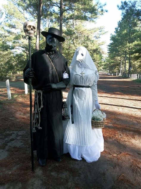 Matching Horror Costumes, Witches And Warlocks Costumes, Plauge Doctor Couples Costume, Cool Creepy Halloween Costumes, Plague Victim Costume, White Plague Doctor Costume, Duo Horror Halloween Costumes, Plague Doctor Couple Costume, Cool Couple Costumes Creative