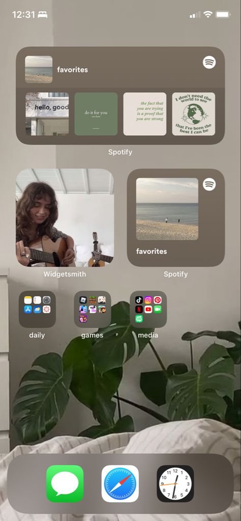 Organizing Iphone Home Screen Simple, Organised Iphone Home Screen, Iphone App Design Green, Iphone Homepage Ideas, Homescreen Layout Iphone Minimalist, Home Screen Inspo Iphone Simple, Simple Iphone Layout Ideas, Iphone Home Screen Layout Organized Simple, Iphone Inspo Home Screen Ios 16