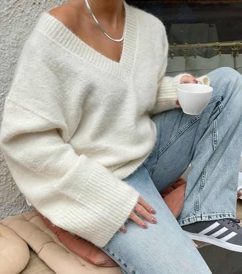 fall outfit inspo Check more at https://beautyfashionideas.com/uncategorized/fall-outfit-inspo-15/ Bandana Cap, Australian Winter Fashion, Outfits Los Angeles, Grey Sweater Outfit, Australian Winter, T Shirt Outfits, Looks Pinterest, California Outfits, Preppy Sweater