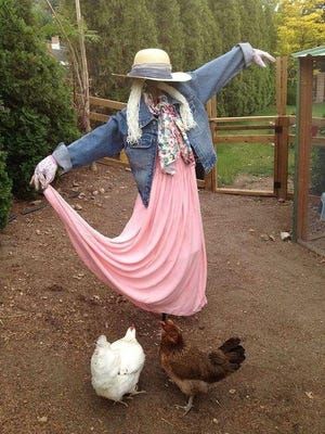 Garden Scarecrow Ideas, Garden Scarecrow, Art Floral Japonais, Scarecrow Ideas, Moderne Have, Taman Diy, Make A Scarecrow, Scarecrows For Garden, Bed Diy