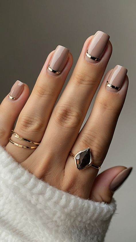 Explore chic nail art designs with this classy and simple collection From classy almond to rocker black and boho minimal to shabby white discover easy and trendy nail art inspirations for short nails Rock your nails with classy designs like square ongles and more Trendy Boho Nails, Short Nail Designs Fall Simple Square, Short Square Nail Designs Simple, Boho Chic Nails Designs, Minimal Fall Nails, Short Square Nails Fall, Minimal Nails Design, Short Nail Art Ideas, Rocker Nails