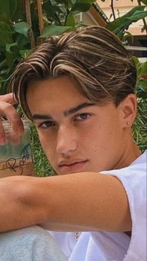 Middle Part Hairstyles Men, Middle Part Haircut, Teen Haircuts, Calligraphy Flowers, Teen Boy Haircut, Boy Haircuts Short, Middle Hair, Boy Haircuts Long