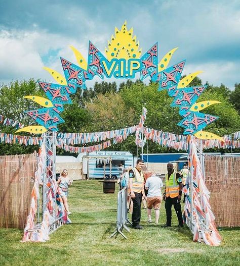 Vip Festival Area, Vip Area Ideas, Backyard Festival Party, Mini Festival Ideas, Music Festival Party Decorations, Festival Vip Area, Music Festival Themed Party Decoration, Outdoor Festival Decor, Festival Ideas Decoration