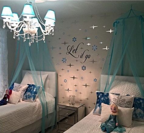 This bedroom with branded duvet sets and themed posters will be perfect for your little Frozen fan.  (Photo: Instagram/ @rosanegomes) Frozen Girls Bedroom, Frozen Inspired Bedroom, Frozen Theme Room, Frozen Bedroom Decor, Frozen Room Decor, Frozen Girls Room, Disney Frozen Bedroom, Frozen Themed Bedroom, Girls Bedroom Themes