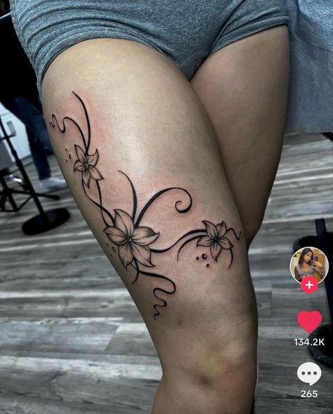 Front Thigh Tattoos, Thigh Tattoo Ideas, Side Thigh Tattoos, Cute Thigh Tattoos, Cute Henna Tattoos, Thigh Tat, Basic Tattoos, Tattoos Inspo, Flower Thigh Tattoos