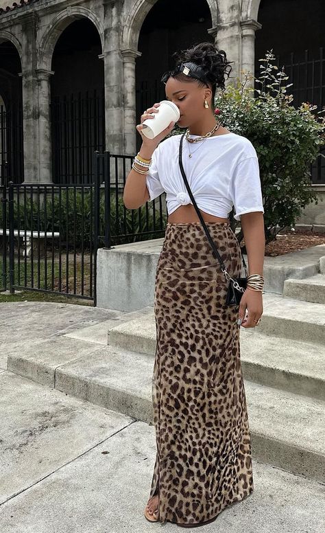 Leopard Print Skirt Outfit, Cheetah Print Outfits, Printed Skirt Outfit, Leopard Print Outfits, Look Legging, Leopard Outfits, Long Skirt Outfits, Skandinavian Fashion, Downtown Outfits