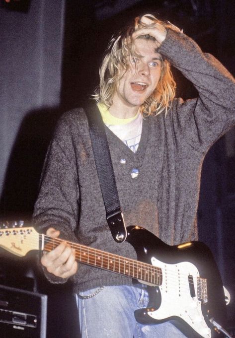 Kurt Cobain Outfit, Kurt Cobain Style, Kurt Cobain Photos, Donald Cobain, Grunge Fits, Nirvana Kurt Cobain, Nirvana Kurt, Grunge Hair, 인물 사진