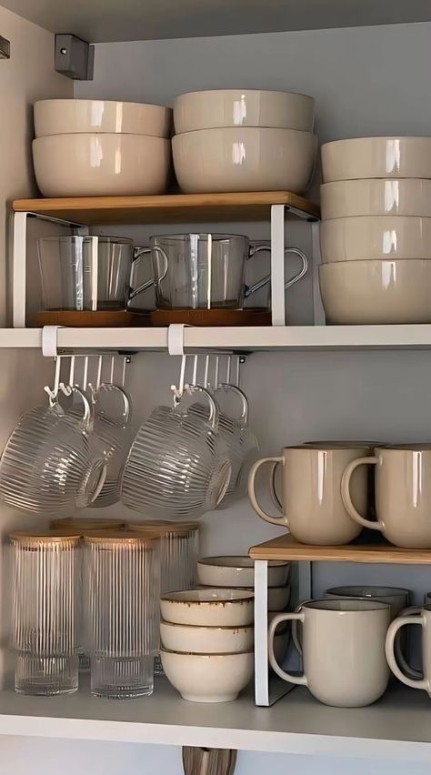 Super Small Kitchen Ideas Apartment, Small Counter Organization, Display Kitchen Utensils Ideas, Future House Ideas Simple, Shelve Organizer Kitchen, Different Kitchen Aesthetics, Cute Kitchen Ideas Decor, Kitchen Equipment Aesthetic, Kitchen Plates Organization Cabinets