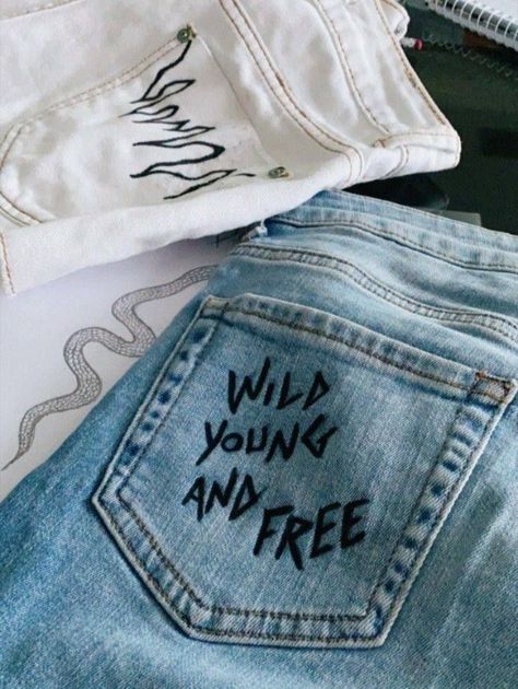 Custom Jeans Sewing, Diy Pants Paint Aesthetic, Paint On Jeans Diy, Cute Jean Painting Ideas, Drawing On Jeans Ideas Aesthetic, Embroidery On Black Jeans, Jeans Embroidery Aesthetic, Diy Custom Jeans Ideas, Jeans Ideas Creative