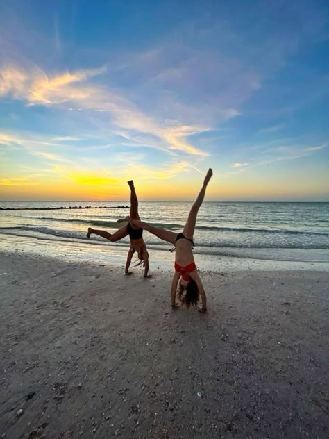 Best Beach Poses, The Beach With Friends, Beach Poses With Friends, Beach With Friends, Poses With Friends, Cute Beach Pictures, Summer Picture Poses, Photo Recreation, Friend Pictures Poses