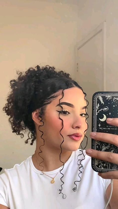 Curly Frizzy Hair, Quick Curly Hairstyles, Curly Hair Beauty, Frizzy Curly Hair, Mixed Curly Hair, Curly Hair Videos, Medium Curly, Cute Curly Hairstyles, Medium Curly Hair Styles