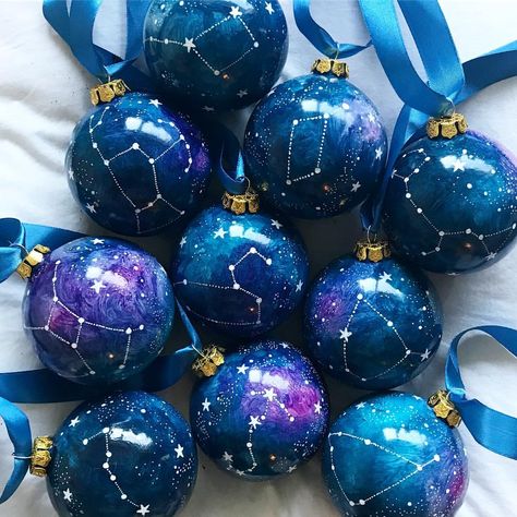 Natal, Planet Christmas Ornaments, Guardians Of The Galaxy Christmas Tree, Solar System Ornaments, Galaxy Christmas Ornaments, Galaxy Ornaments Diy, Night Sky Christmas Tree, Planet Ornaments Diy, Space Theme Christmas Tree