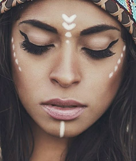 Cowboy Face Paint, Indian Face Paints, Bohemian Makeup, Native American Face Paint, Carnaval Make-up, Eyeliner Tips, Festival Make Up, Graduation Makeup, Indian Headdress