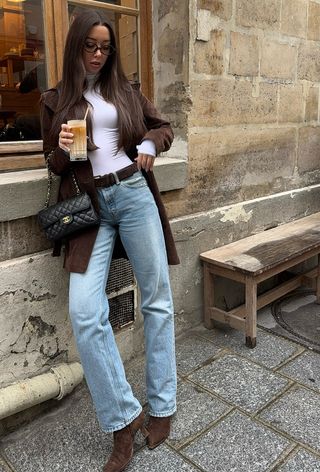 Square Toe Boots With Jeans, 2025 Boot Trends, Brown Suede Booties Outfit, Brown Bootie Outfits, Brown Shoe Outfit, Short Brown Boots Outfit, Jeans With Boots Outfit, Square Toe Boots Outfit, Suede Ankle Boots Outfit