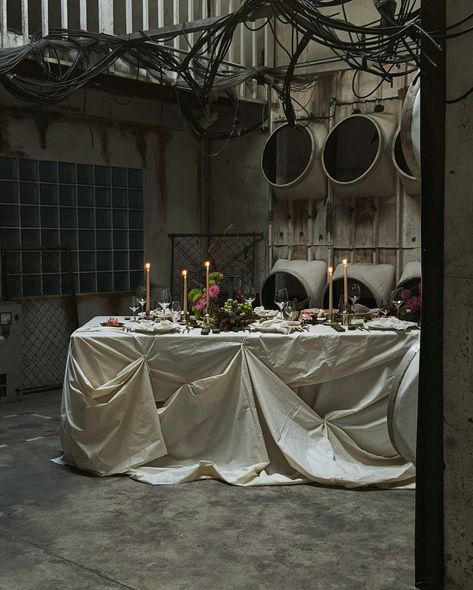 the concept of a luxury apocalypse is fully realized Table Vintage, Raw Beauty, Birthday Dinners, Wedding Magazine, Rehearsal Dinners, Chandeliers, Dreaming Of You, Dubai, Baby Shower