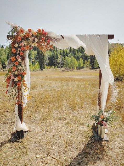 Rustic Orange Wedding Flowers, Orange Rustic Wedding Decor, Terracotta Wedding Arbor, Wedding Arch Flowers Rustic, Wedding Arch Orange Flowers, Fall Flower Arch Wedding, Diy Fall Wedding Arch Outdoor, Wedding Arch Orange, Wedding Arch Fall Flowers