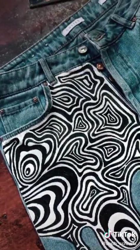 Clothes Life Hacks, Custom Jeans Diy, Denim Diy Clothes, Diy Pants, Painted Clothes Diy, Denim Art, Diy Clothes And Shoes, Diy Clothes Design, Diy Vetement