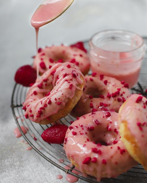 Strawberry Shortcake Doughnuts ⋆ Baking With Lemon Limber Recipe, Fruit Parfait Recipes, Strawberry Doughnut, Rita Recipe, Fruit Parfait, Parfait Recipes, Strawberry Frosting, Summer Baking, Doughnut Recipe