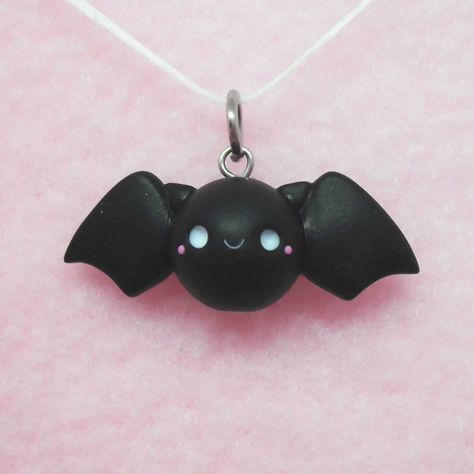 Halloween Charms Clay, Cute Bat Aesthetic, Fimo Halloween Ideas, Emo Clay Ideas, Goth Clay Ideas, Cute Diy Clay Crafts, Polymer Clay Figures Easy, Fimo Ideas Jewelry, Fimo Clay Ideas