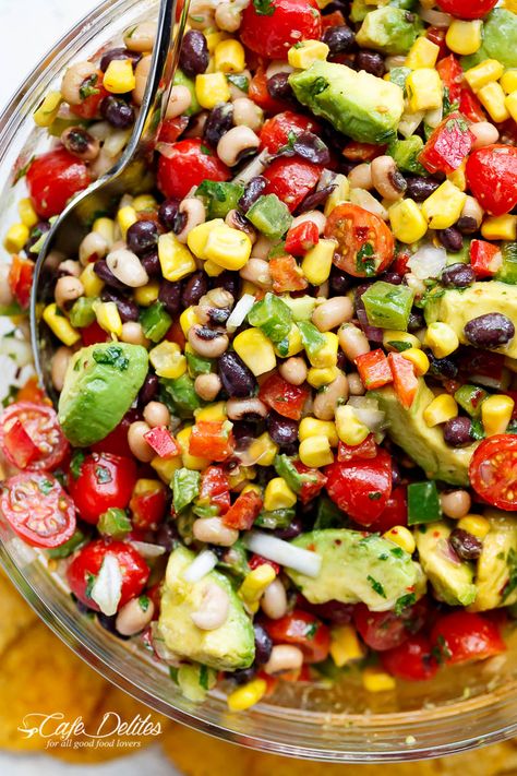 Chili Lime Texas Caviar (also known as Cowboy Caviar) is the BEST salad, side dish or appetiser for any occasion! Vegan AND gluten free! Caviar Cowboy, Cowboy Salad, Texas Caviar, Caviar Recipes, Cafe Delites, Cowboy Caviar, Summer Foods, White Chicken Chili, Chili Lime