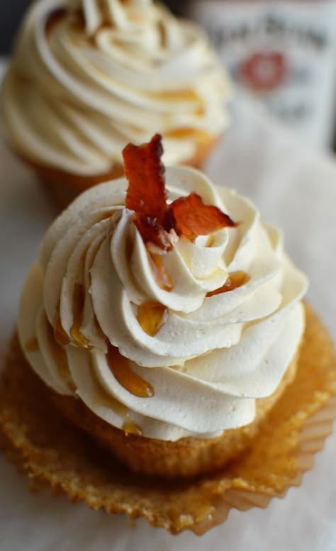 Bourbon Cupcake Recipe with Maple Buttercream and Bourbon Maple Glazed Bacon - Game Day Dessert for Men - wonkywonderful.com Bacon Cupcakes Recipe, Boozy Cupcakes Recipes, Maple Glazed Bacon, Bourbon Cupcakes, Maple Cupcakes, Maple Desserts, Movie Recipes, Maple Bacon Cupcakes, Bacon Desserts