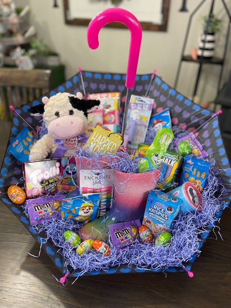 Easter Basket Raffle Ideas, Umbrella Easter Basket, Basket Raffle Ideas, Basket Raffle, Raffle Ideas, Creative Easter Baskets, Raffle Basket, Basket Diy, Raffle Baskets