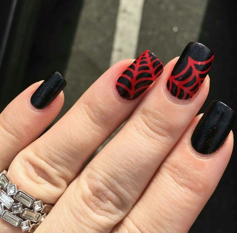 Black Nail Short Design, Short Nail Designs Black And Red, Red Nails With Spiderweb, Short Spiderweb Nails, Spiderweb Nail Designs, Red Spiderweb Nails, Spiderweb Nails Short, Black And Red Nails Halloween, Black Red Halloween Nails