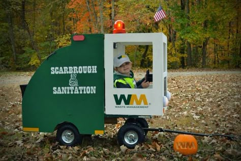 Here's an awesome garbage truck costume with working lights! #Halloween #Costumes Garbage Man Costume, Wagon Costume, Birthday Party Ideas Halloween, Truck Costume, Garbage Truck Birthday Party, Halloween Party Essentials, Truck Birthday Party Ideas, Garbage Truck Birthday, Diy Haunted House Props