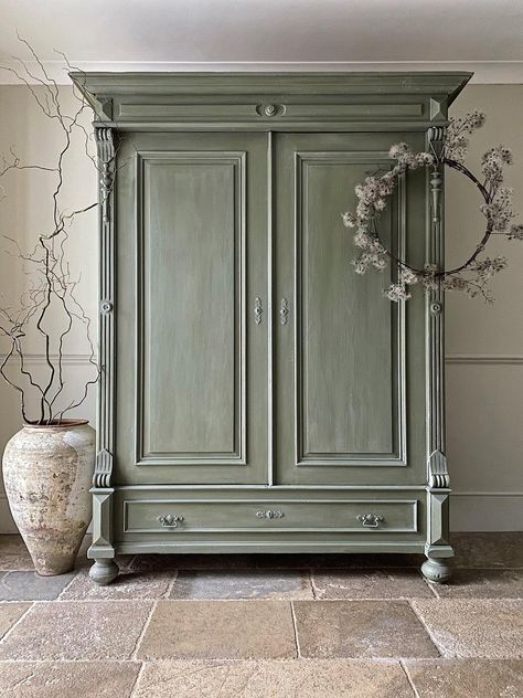 Chalk Paint Wardrobe, Renovate Furniture, Annie Sloan Coco, Armoire Redo, Sage Green Furniture, Annex Ideas, Drawers Makeover, Green Painted Furniture, Annie Sloan Painted Furniture