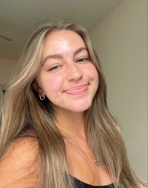 Selfie, pic inspo, happy, smiling selfie, natural makeup, summer glow Clean Selfie, Natural Makeup Summer, Smiling Selfie, Natural Selfie, Blonde Selfie, Face Selfie, Summer Glow, Blonde Women, Natural Face