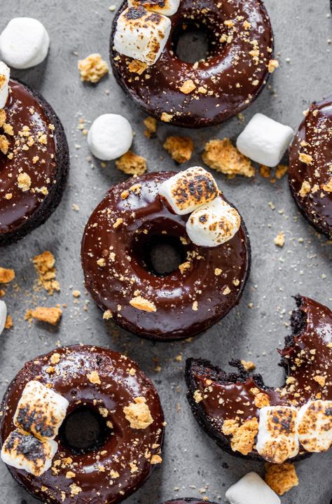 Baked S'mores Donuts – MikeBakesNYC Smores Donut, Baked Smores, Donut Decorating Ideas, Fancy Donuts, Donut Calories, Donut Flavors, Donuts Donuts, Donut Decorations, Delicious Donuts