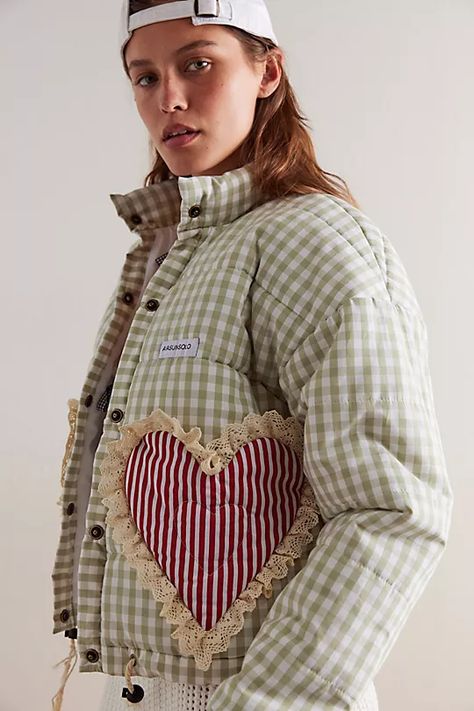 Heart Jacket, Puffer Outfit, Grandma Aesthetic, Quilted Clothing, Hygge Style, Puffer Style, Green Fits, Quilt Jacket, Jacket Outfit