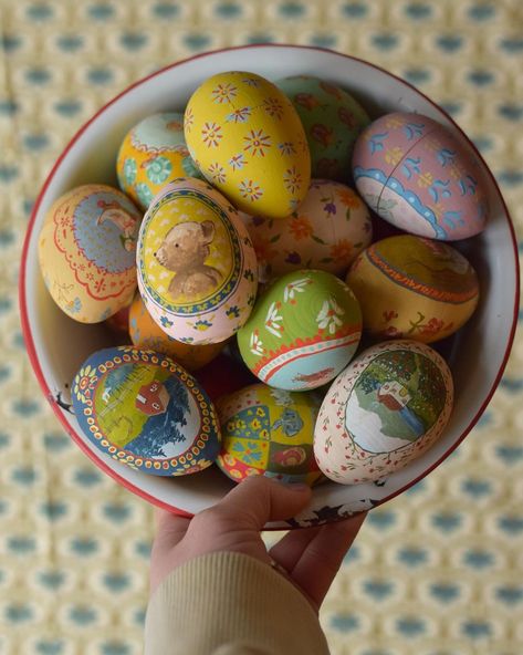 Johana Krasinski, Heirloom Eggs, Diy Jellyfish Decoration, Scroll Stoppers, Heirloom Paints, Easter Movies, Shaving Cream Easter Eggs, Easter Egg Art, Liz Marie Blog