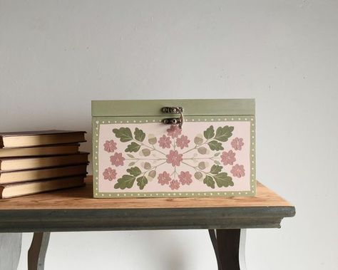 Memories Box Diy, Wooden Box Crafts, Wooden Memory Box, Hand Painted Table, Folk Floral, Painted Wooden Boxes, Unique Furniture Design, Painted Desk, Sustainable Decor