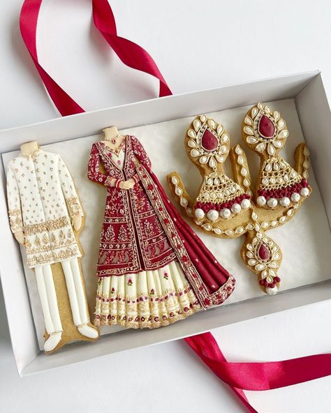 IG: ivoryflourcakes Indian Wedding Gift Ideas For Couple, Festival Desserts, Diwali Baking, Diwali Cookies, Wedding Gift Ideas For Couple, Dholki Ideas, Mehndi Stage Decor, Food Setup, Cookie Painting