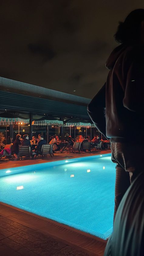 Poolside at Whitecity House London Soho House, Soho House Aesthetic, Soho House London, 2023 Manifestation, Hollywood Aesthetic, Aesthetic London, Beach Instagram Pictures, Beach Instagram, Friday Nights