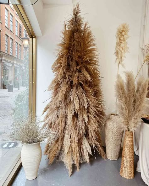 Pampas Christmas Decor, Nude Christmas Decor, Pampas Tree, Pampas Christmas Tree, Pampas Grass Christmas, Diy Pampas, Pampas Christmas, Unconventional Christmas Trees, Christmas Neutral