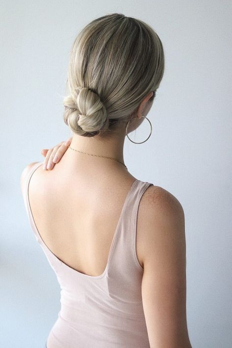 Easy Hairstyles, Easy Bun, www.alexgaboury.com Alex Gaboury, Chignon Simple, Easy Bun, Easy Bun Hairstyles, Simple Ponytails, Twist Styles, Natural Hair Twists, Hair Twist Styles, Hair Tutorials Easy