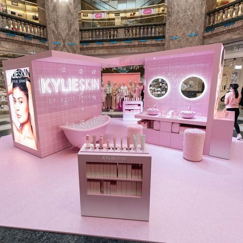 Kylie Skin by Kylie Jenner on Instagram: “how gorgeous is our @galerieslafayette display?! 😍 shop now in store and online! 🇫🇷💕✨ @galerieslafayettechampselysees” Business Launch Party, Kylie Jenner Birthday, Exhibition Display Design, Pos Design, Trajes Kylie Jenner, Museum Exhibition Design, Kylie Skin, Kylie Cosmetic, Beauty Salon Decor