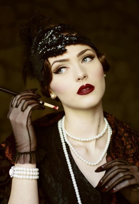 Dark 1920's Flapper Look by Nina and Muna - I was born in the wrong era. I want to dress like this so bad! 1920s Makeup Look, Gatsby Makeup, Flapper Makeup, 20s Makeup, Fete Emo, Maquillage Goth, Gatsby Outfit, 1920s Makeup, Flapper Girls