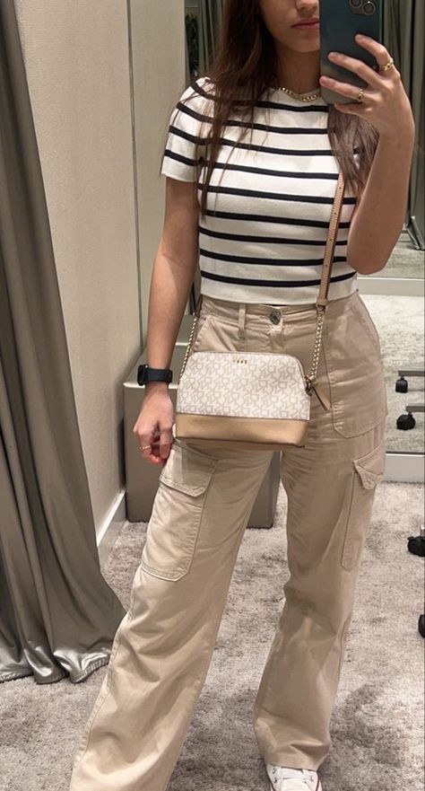 Style Zara Pants, Zara Cargos Outfit, Cargo Jeans Outfit Women Summer, Work Khaki Pants Outfit, Beige Cargo Outfits Women, Beige Cargo Jeans Outfit, Chic Cargo Pants Outfit, Beige Cargo Pants Outfit Summer, Outfit Con Pantalon Beige Casual