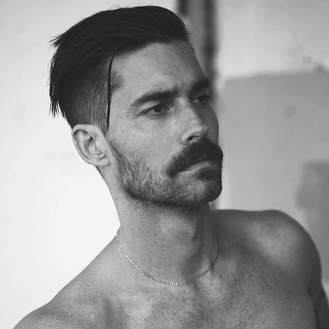 A Peaky blinder haircut featuring skin shaved sides and back, contrasted with subtly long hair on top with a deep-part Peaky Blinders Hair, Trending Mens Haircuts, Beard Trend, Moustache Style, Mens Hairstyles Fade, Mens Hairstyles With Beard, Mustache Styles, Best Beard Styles, Mens Hairstyles Thick Hair