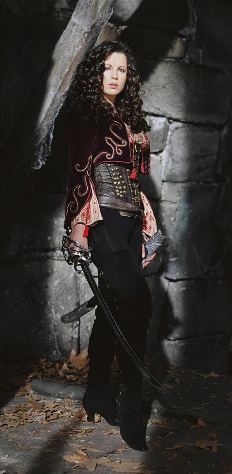 Kate Beckinsale as Anna Valerious. Van Helsing (2004) Female Movie Characters, Moda Steampunk, Celebrity Boots, Van Helsing, Woman Movie, Vampire Academy, Medieval Clothing, Movie Costumes, Kate Beckinsale