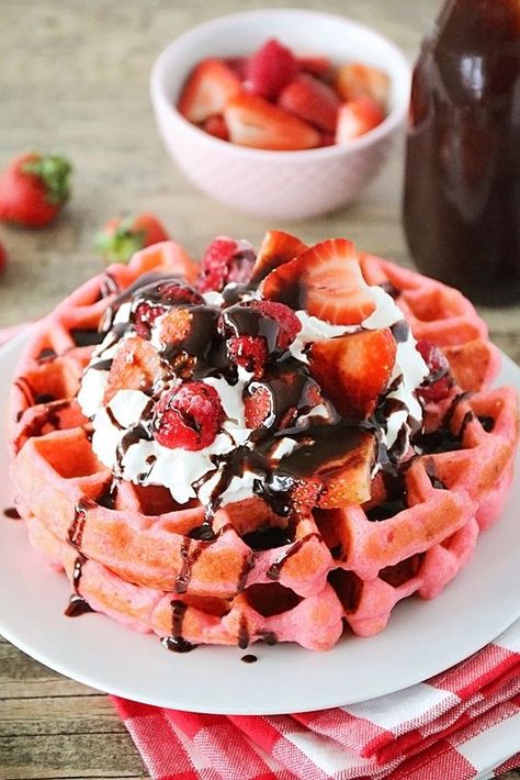 We don't need a special occasion to eat these lovely waffles. Easy Waffle Recipe, Romantic Breakfast, Valentines Breakfast, Waffles Easy, Waffles Recipe, Homemade Waffles, Pink Foods, Best Breakfast Recipes, Waffle Recipes