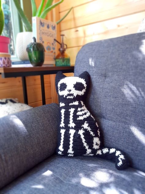 Haloween Decoracion Crochet, Crochet Skeleton Pattern Free, Crochet Ideas For Cats, Cat Crochet Ideas, Halloween Crochet Decor, Crochet Halloween Ideas, Cool Things To Crochet, Crochet House Decor, Big Crochet Projects